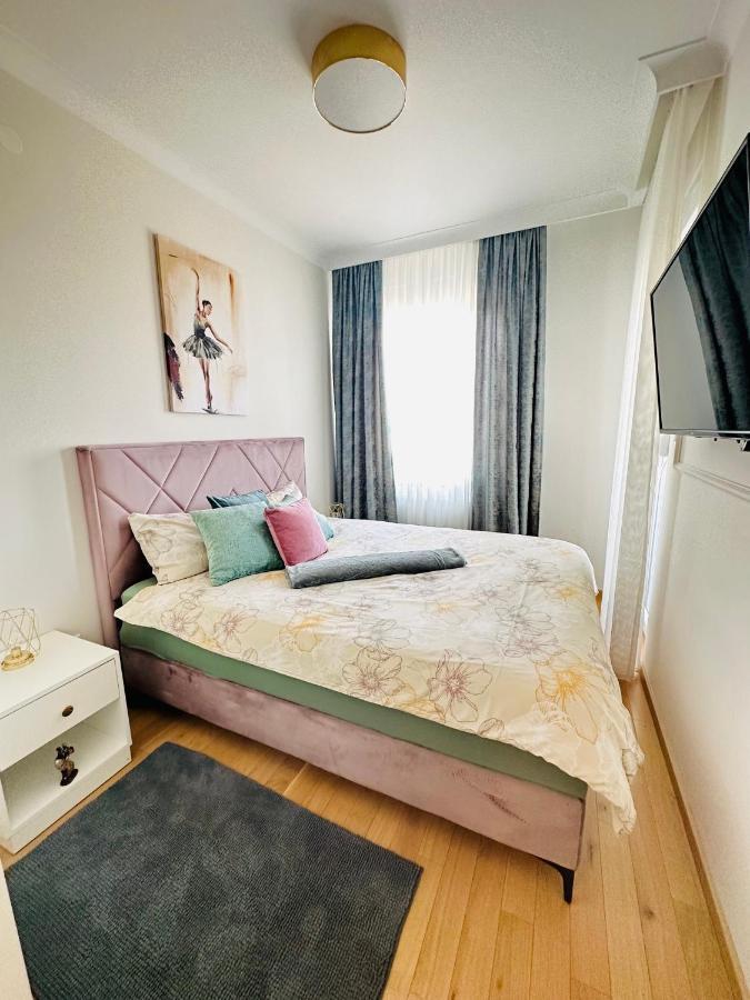 Stan Na Dan "Apartman Purple" Apartment Banja Luka Exterior photo